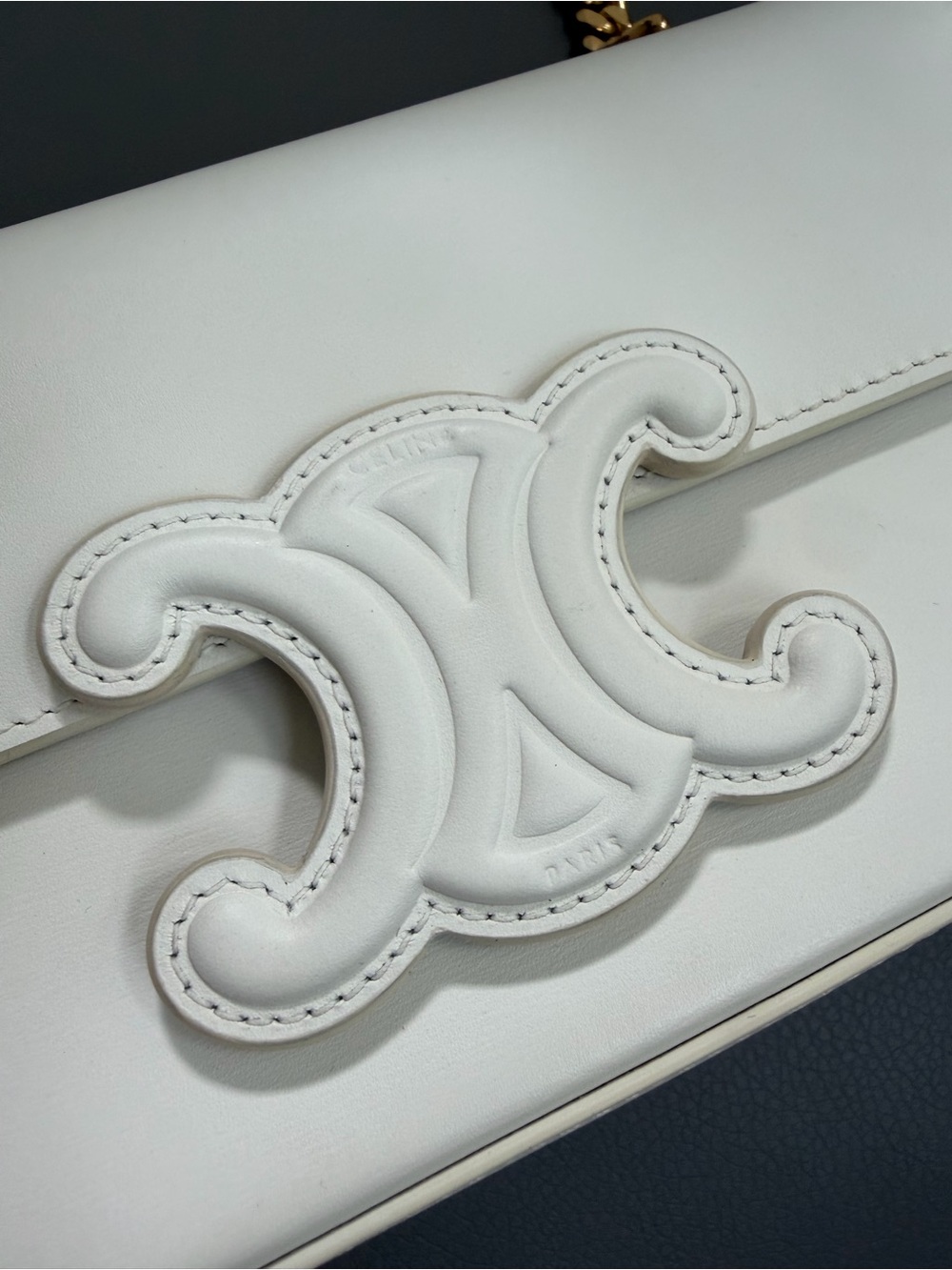 CELINE
WHITE SHINY CALFSKIN TRIOMPHE GOLD CHAIN SHOULDER - Picture 2 of 12